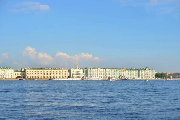 Palácové nábřeží a řeka Něva. — Stock fotografie