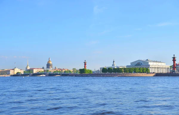 Tükürük Vasilyevsky Adası ve Neva Nehri. — Stok fotoğraf