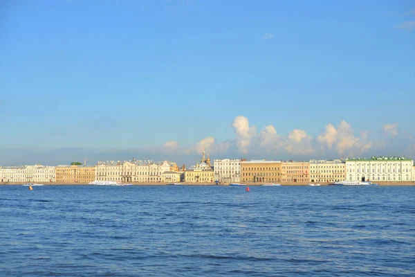 Palácio Embankment e Rio Neva . — Fotografia de Stock