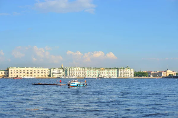 Paleis Dijk en rivier de Neva. — Stockfoto