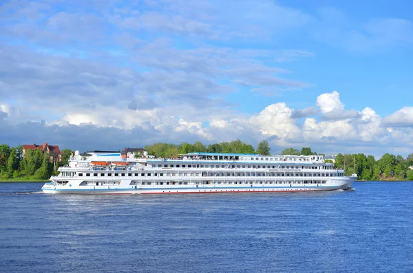 Flod kryssning fartyg på floden Neva. — Stockfoto