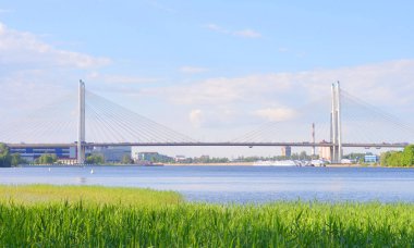 Askılı köprü yaz günü tarafından.