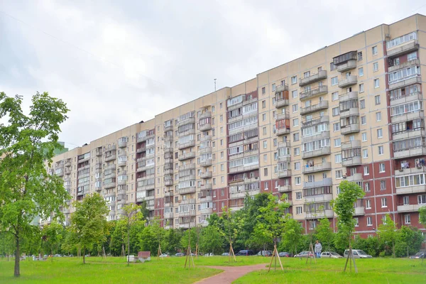 Summer landscape and residential building. — Stock Photo, Image