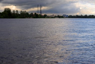 nehir kıyısında günbatımı.