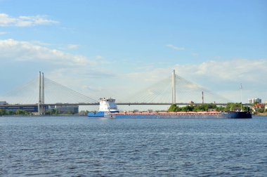 Askılı köprü yaz günü tarafından.