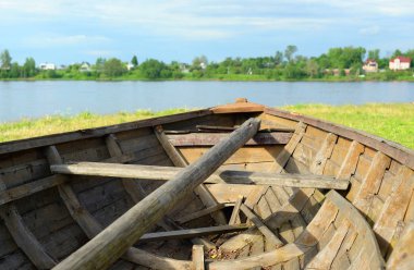 Nehir kıyısında ahşap tekne.