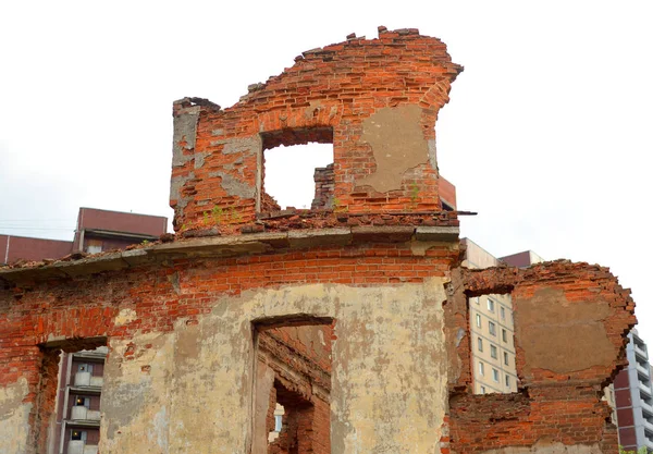Edificio de ladrillo en ruinas . —  Fotos de Stock