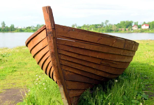 Träbåt på kusten av floden. — Stockfoto