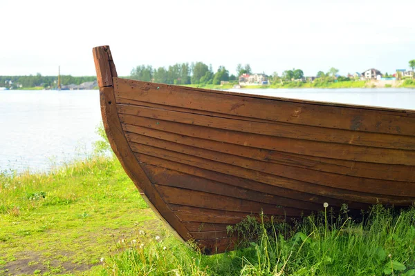 Drewnianą łodzią na wybrzeżu rzeki. — Zdjęcie stockowe