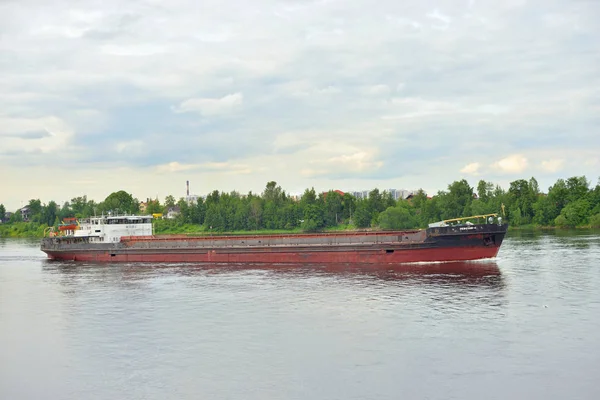 Nákladní loď na řece Něvě. — Stock fotografie