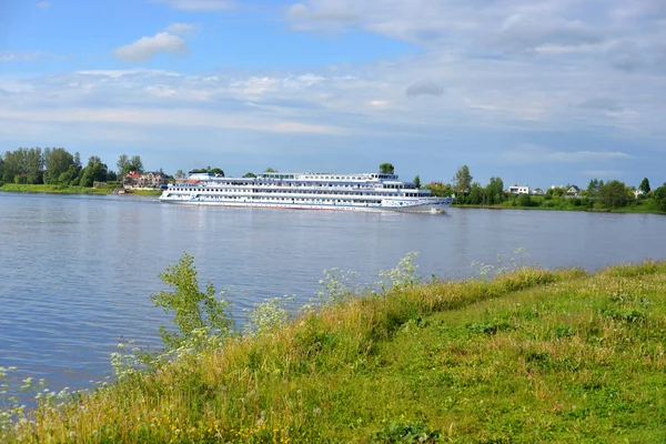 Flod kryssning fartyg på floden Neva. — Stockfoto