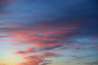 gün batımında bulutlar.