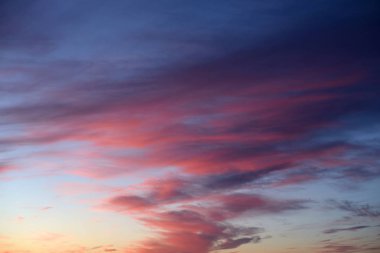 gün batımında bulutlar.