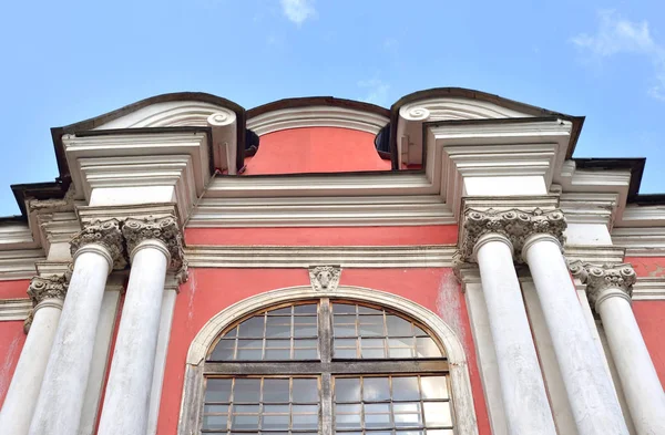 Fragnent van het gebouw in Alexander Nevsky Lavra. — Stockfoto
