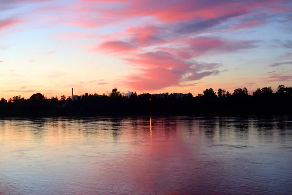 Fluss bei Sonnenuntergang. — Stockfoto