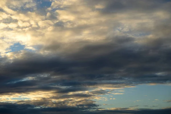 Scuro sfondo nuvola al tramonto — Foto Stock