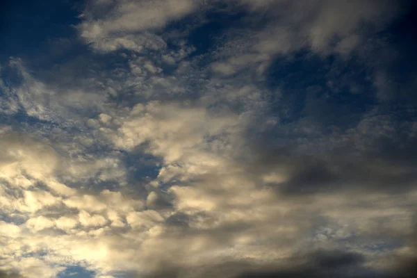 Donkere wolk achtergrond bij zonsondergang — Stockfoto