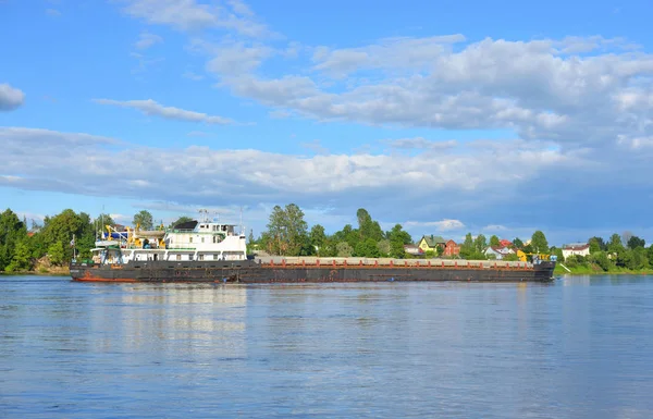 Buque de carga en el río Neva . —  Fotos de Stock