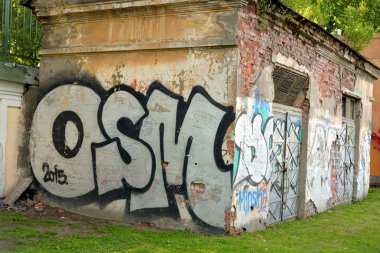 Eski terk edilmiş binada grafiti boyalı.