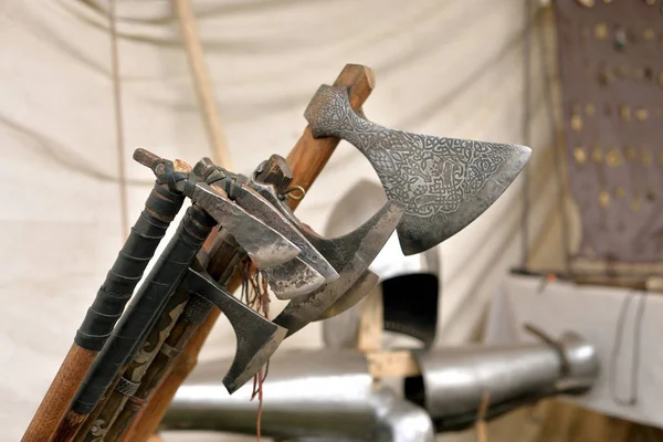 Реконструкция боевых топоров средневековых рыцарей . — стоковое фото
