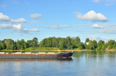 neva Nehri üzerindeki yük gemisi.