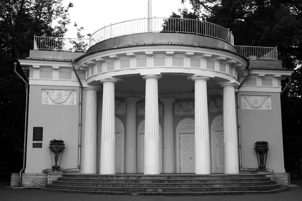 Pavilhão na Ilha Yelagin em São Petersburgo . — Fotografia de Stock