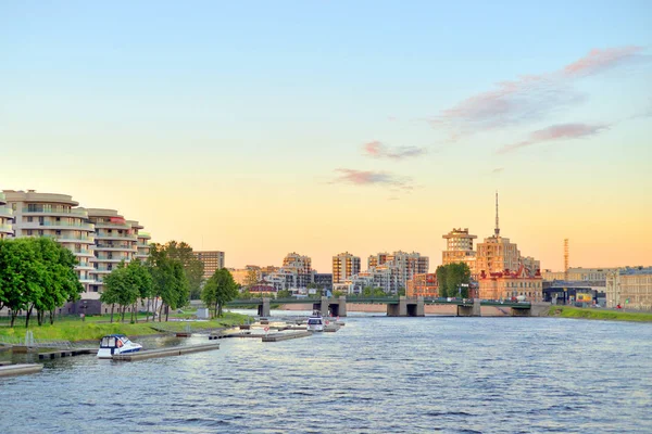 Embankment av Malaya Nevka River vid solnedgången. — Stockfoto