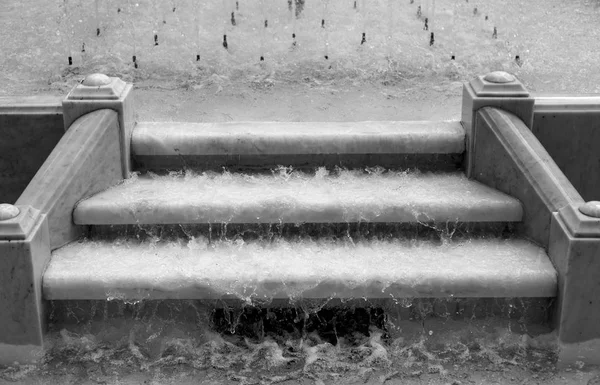 Treppe mit fließendem Wasser. — Stockfoto