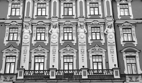 La fachada de un antiguo edificio. — Foto de Stock