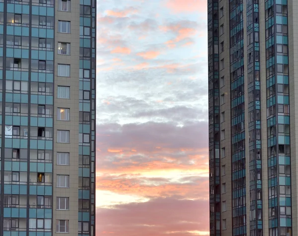 Edifícios residenciais modernos ao pôr do sol .. — Fotografia de Stock