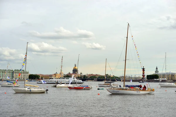 Iates no rio Neva, no centro de São Petersburgo . — Fotografia de Stock