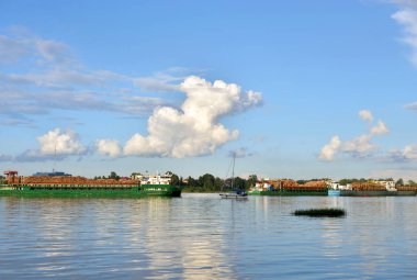 neva Nehri üzerindeki yük gemisi.