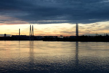 Neva Nehri ve askılı köprü.