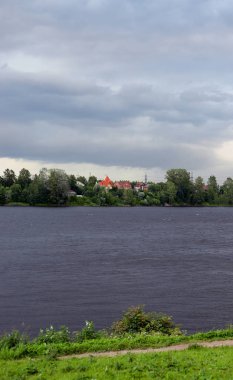 Bulut gününde nehir.