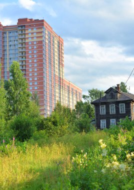 Eski ahşap ev ve modern binalar.