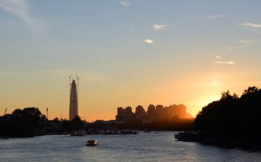 Gün batımında Neva Nehri'nin görünümü.