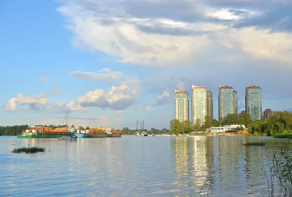 Neva floden i utkanten av St. Petersburg. — Stockfoto