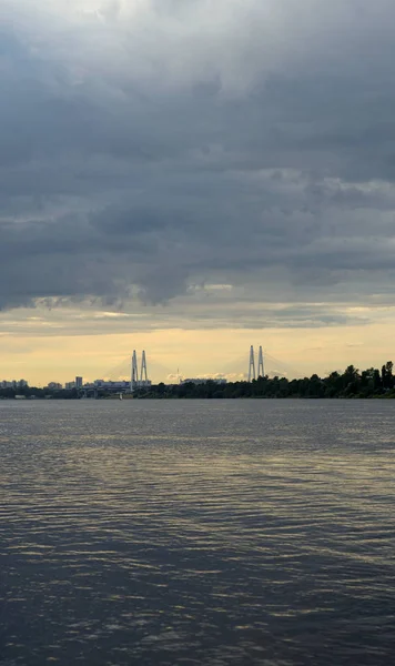 Neva Nehri ve askılı köprü. — Stok fotoğraf