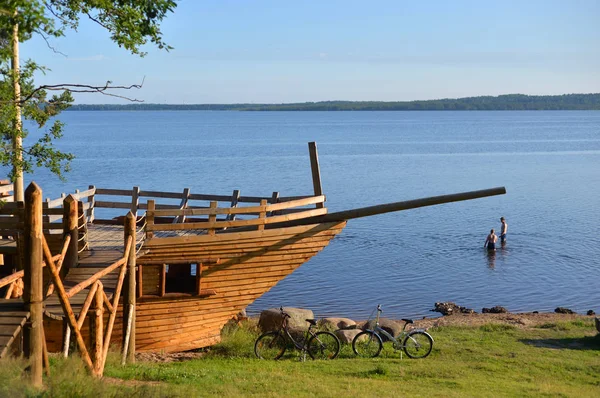 Paviljong i form av ett segelfartyg på kusten av sjön. — Stockfoto
