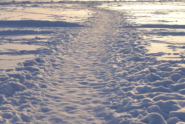 在雪中的行人路. — 图库照片