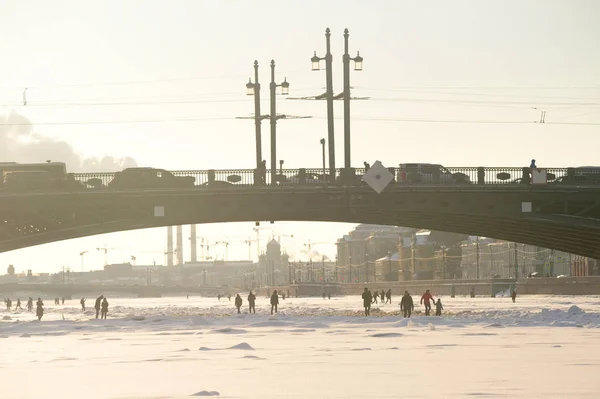 Puente Del Palacio Río Neva Congelado Tarde Soleada San Petersburgo —  Fotos de Stock