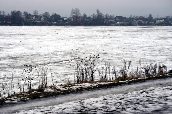 Frusna floden på vintern på landsbygden. — Stockfoto