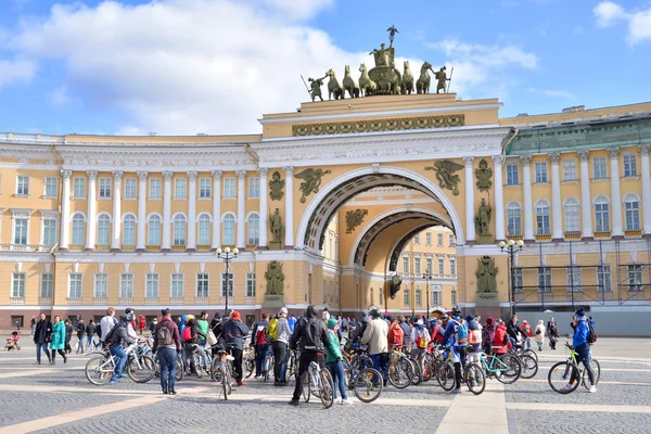 Paseo en bicicleta en San Petersburgo . — Foto de Stock