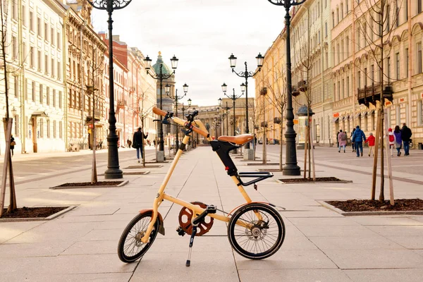 Kerékpáros Strida közelről Malaya Konyushennaya utca. — Stock Fotó