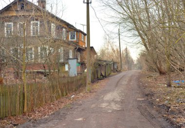 Kırsal kirli yol, erken Bahar.