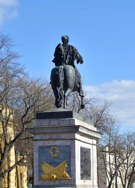 Monumento a Pedro Magno cerca del Castillo de Mikhailovsky . — Foto de Stock