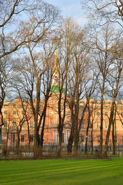 Jardín Mikhailovsky en primavera . — Foto de Stock