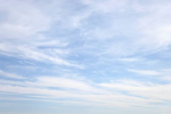 サーカスの雲と青い空. — ストック写真