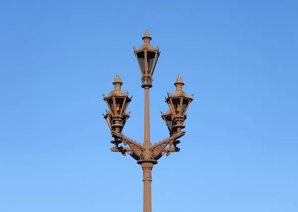 Lampadaire dans l'ancien style . — Photo