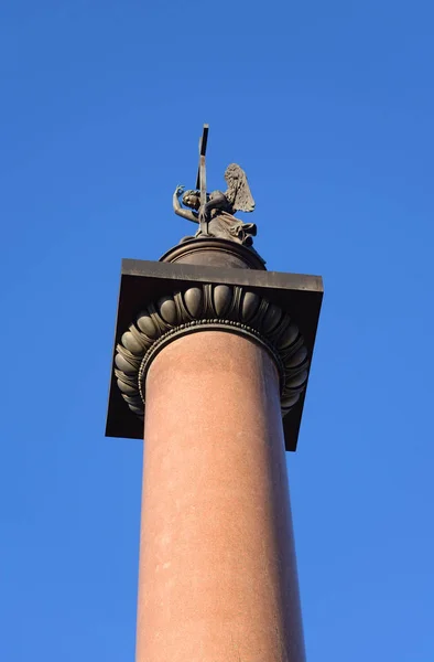Columna de Alejandro sobre fondo azul del cielo . — Foto de Stock